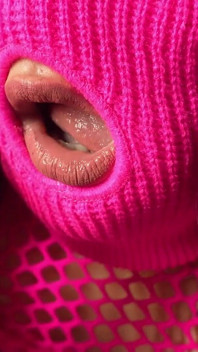 A arriva nel mio appartamento indossando una maschera rosa e poi trova la telecamera e inizia a umiliare e ignorarmi e poi
