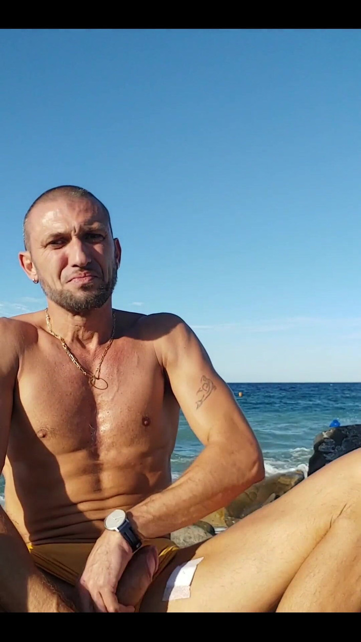 Boy jerking off: Dekat Pantai