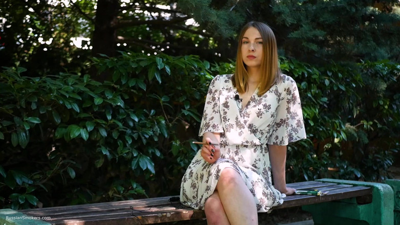 Russian Smokers: Evgeniya raucht starke zigarette