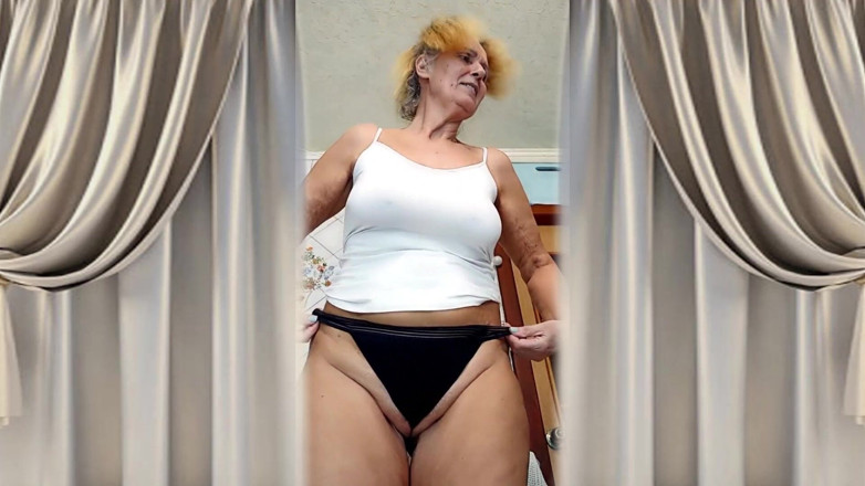 Lukerya: Sexy žena v domácnosti Lukerya si v kuchyni sundá krátké šortky a...