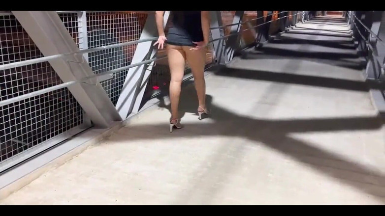 Karen Kiss: Saya berkongkek di jalan semasa cuckold sedang menunggu di dalam...