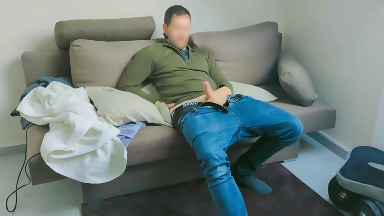 Kinkymah: 饥渴的男性底部用假阳具挑逗紧致的小穴并激烈高潮