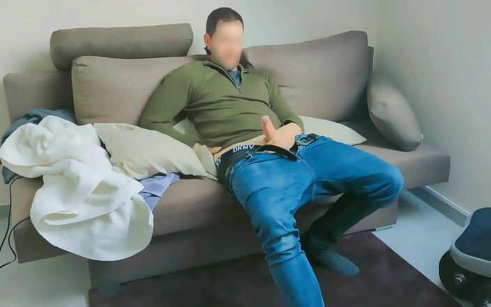 Kinkymah: 饥渴的男性底部用假阳具挑逗紧致的小穴并激烈高潮