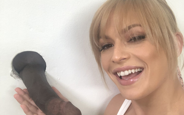CamSoda: Une MILF Blonde Fait Ses Débuts Au Gloryhole - Double Pipe,...