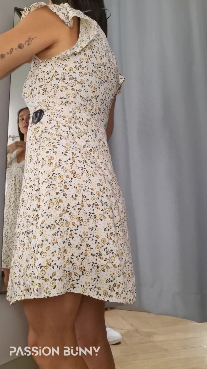 PassionBunny: 换衣服 - 试衣间和玩弄饥渴的阴户