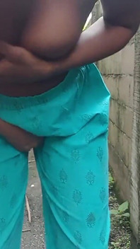 Mi sgrilletta la figa e squirta dappertutto sui pantaloni