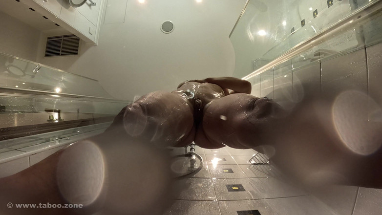 Nude Sportswomen: Gel benimle duş