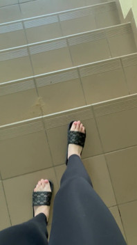 Pies en chanclas y caminando en chanclas