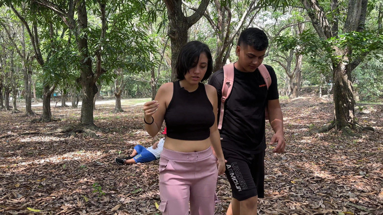 ManuelaAlvarez: 森の中の喘ぎ声:カップルが屋外で激しく交わしているのを見て、録画中にオナニーをしました