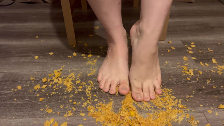 EeveeXo: Food Crunching - pisando no cereais com pés nus