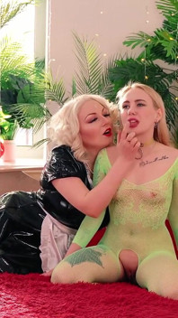 Futai lesbian sexy: sex dur cu fantezii perverse (Arya Grander, Keoki Star, Bella Mur, Sofia Sey