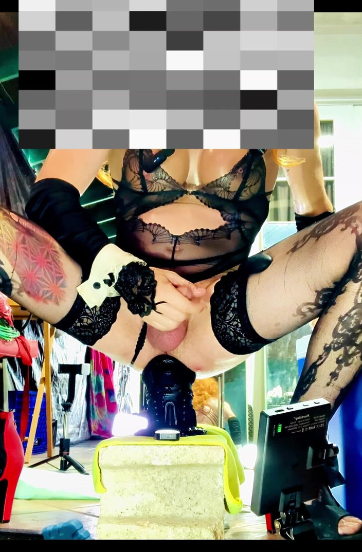 Benito414: Мила фембойка в чорній білизні трахає анальний ділдо-монстр