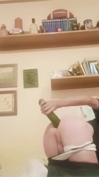Menino bonito abre sua bunda na casa de um amigo