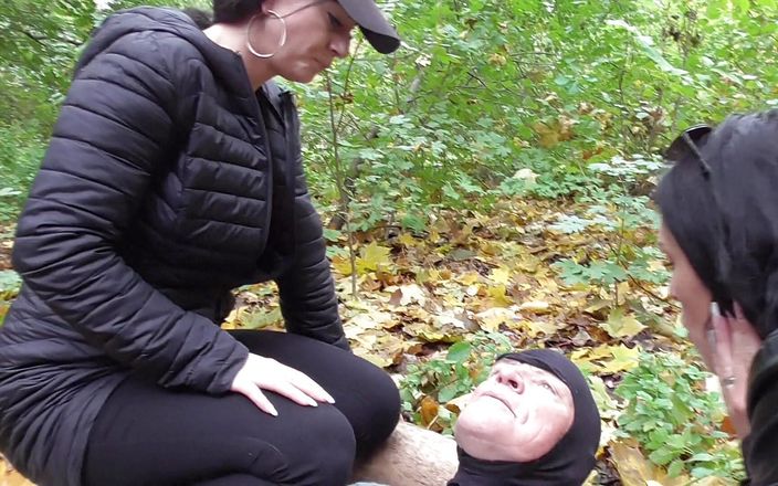 Femdom Austria: Spuck-session im wald