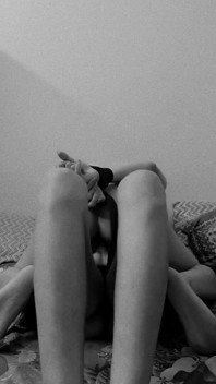 Dua kawan baik berseronok dengan strap-on