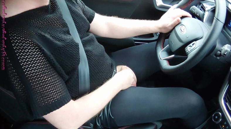 Carmen_Nylonjunge: Sexy frivolous v autě 2. Crossdresser