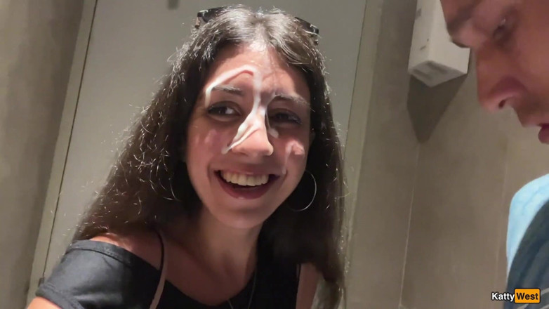 Katty West: Verrückter Cumwalk in DerN - blowjob in öffentlicher toilette, Kaffee trinken mit...
