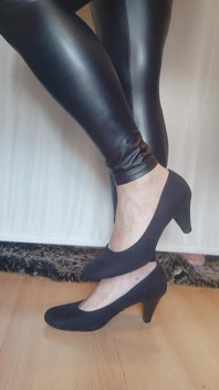 Leggings de couro pretas falsas e salto alto