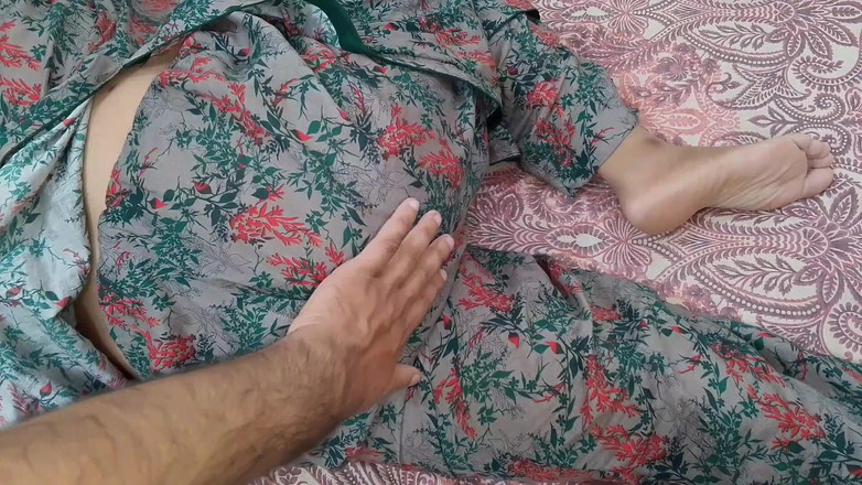 QueenbeautyQB: 印度继子觉得他的继母会对他的行为生气 - 印地语音频