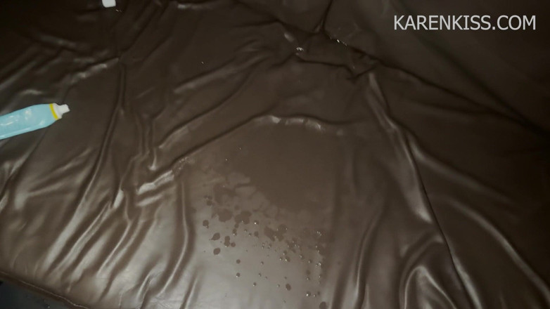 Karen Kiss: glorihol men dotodo ne mere saath kutiya ki tarah vyavhaar...