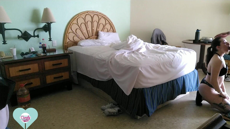 Kndy Kmille: Pedí servicio de habitaciones y me follé al camarero