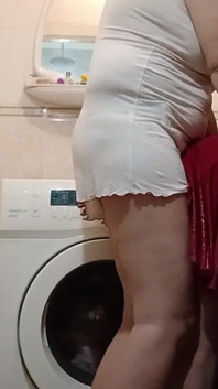 Medan min man är på jobbet knullar jag min granne med en strap-on