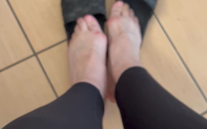 Feet: 脚穿人字拖，穿着人字拖行走
