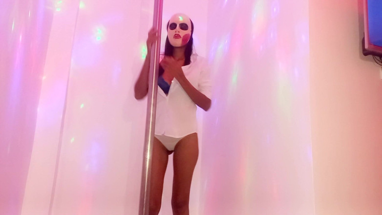NEGRITA SEXY: Morena erótica decidió bailar en un poste desde que vio...