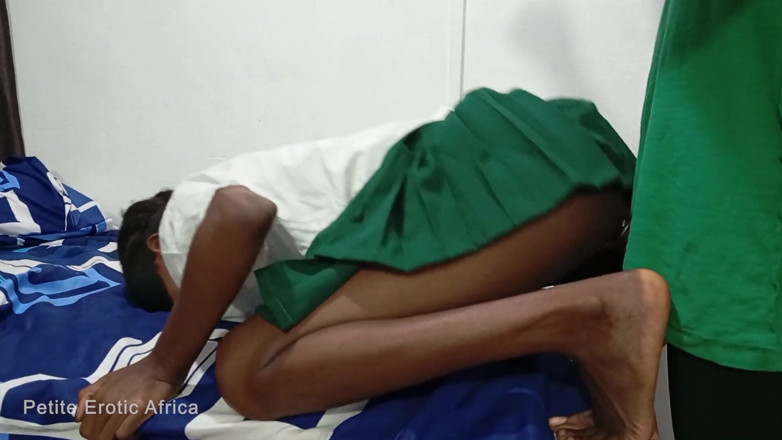 Petite Erotic Africa: guda men oongli karna aur patli aphriki kamsin ko chodna