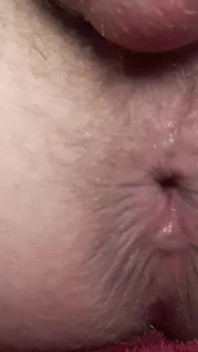 Strakke trans-meid komt klaar in haar eigen anale zelf en neukt haar enorme pik krankzinnige creampie