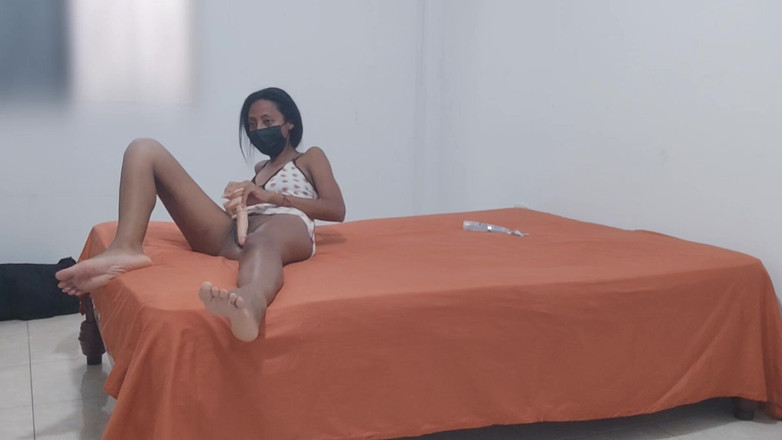 NEGRITA SEXY: 我幻想着一根假阳具,像一个发情的荡妇一样自慰