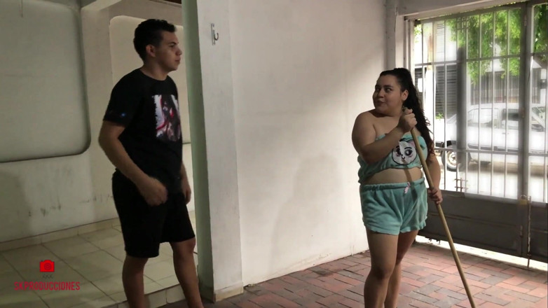elenaHotsex: Saya membantu ibu tiri saya dalam pembersihan rumah dan saya...