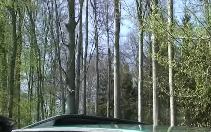 Porno kino: Brunette German Babe Rides Dick in Nature