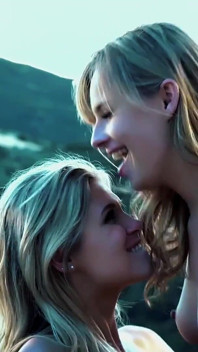 Scarlet Red e Jillian Janson lambem xoxotas uma da outra na floresta