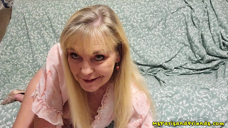 Ms Paris and Friends: Jen její kalhotky a prsty přinutí její kundu explodovat