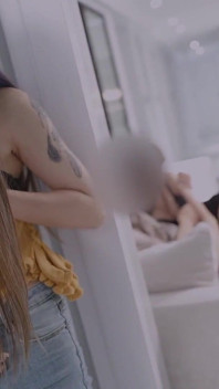 Puta asiática seduce a un marido, se convierte en trío con su esposa