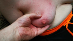 Bouncy Tits Action: Tette che schiaffeggiano nei boschi
