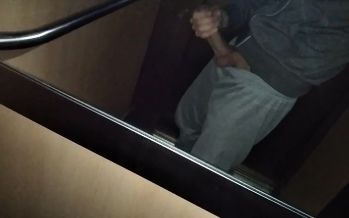 Arg B dick: मैं पड़ोस की लिफ्ट में इस विशाल लंड को झटका देता हूं और वीर्य निकालना फर्श पर गिरता है