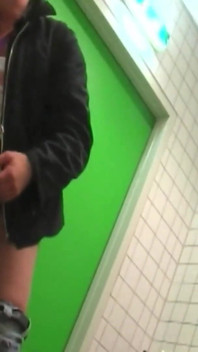 Scopata arrapata in un bagno pubblico