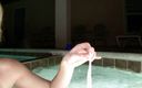 Hot Girlz: Une blonde à gros nichons se masturbe à la piscine