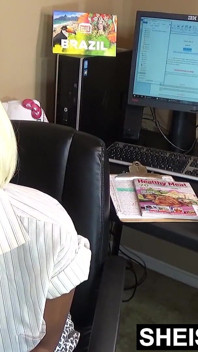 Une secrétaire taille une grosse bite à son manager pervers, point de vue, pipe et baise en missionnaire au bureau, sheisnovember à gros nichons