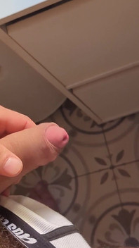 强壮的阿尔法炫耀他的身体并变得饥渴