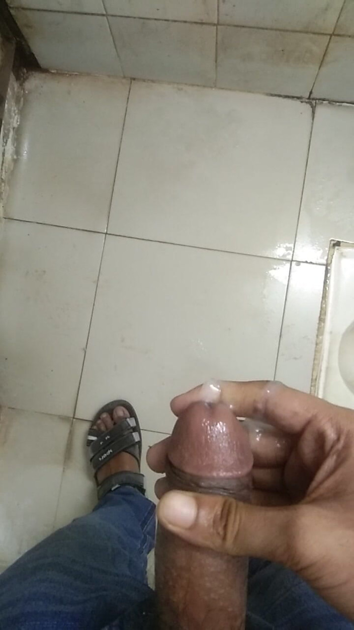 Viral_tiktokar: I Went to the Office Bathroom and Hit My Hand...