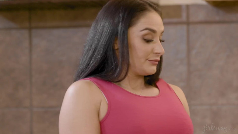 Girlsway: Girlsway - skládaná realitní makléřka Mckenzie Lee a návrhářka Sheena Ryder...