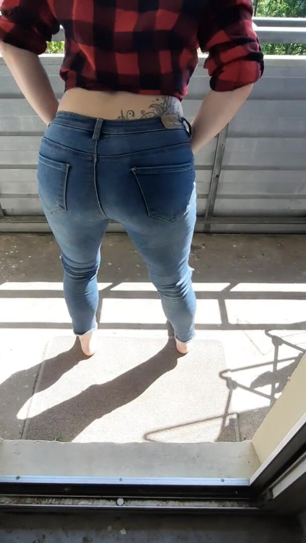 Perwerspaar Bi: Donna arrapata fa pipì in pantaloni