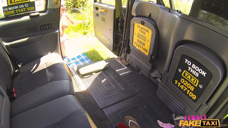 Female Fake Taxi: Teksi palsu wanita - pepek berkelah di sinar matahari