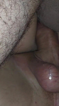 Pantat bahenol trans super sange dientot dua kontol sekalian