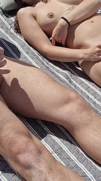 Masturbación con mi padrastro en una playa nudista, él toca mis tetas y yo toco su polla