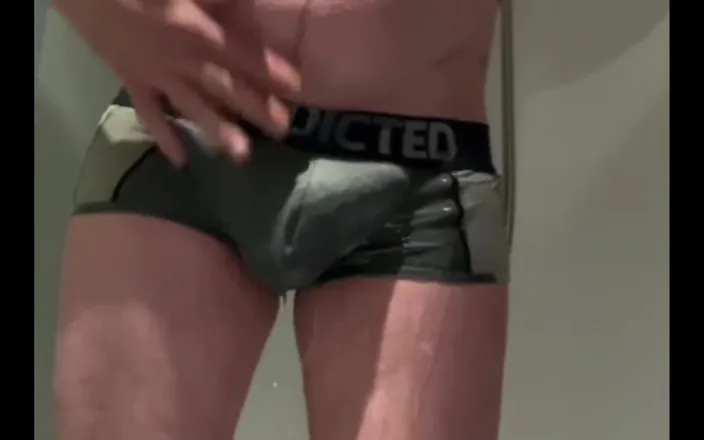 Ange Deluxe: Desesper Pee in the Shower and Handjob