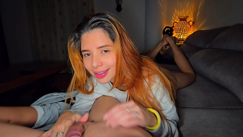 Labestiaylabella: Napalona przyrodnia siostra zostaje zerżnięta i pokryta spermą na nogach